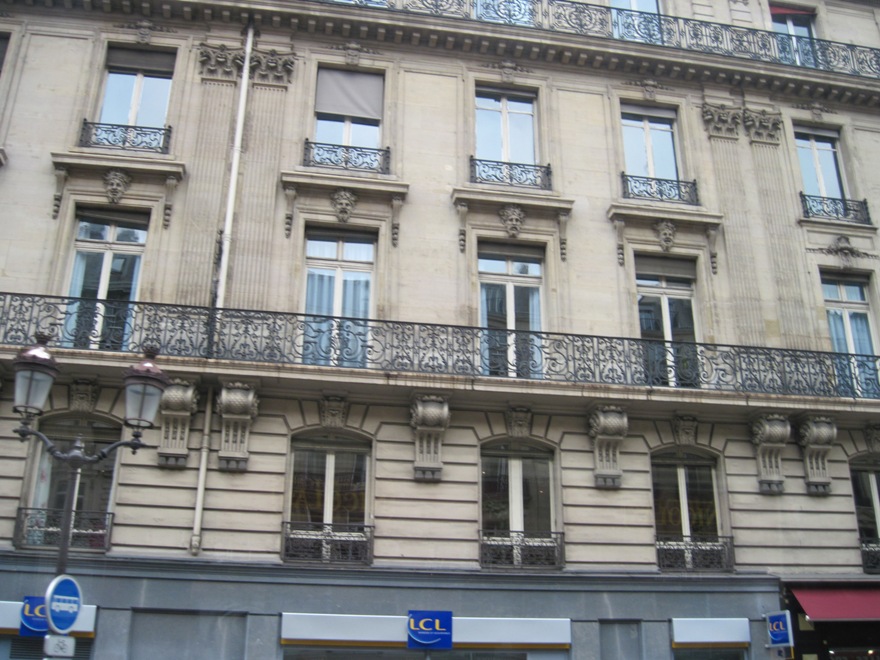 Parigi- Banca LCL in Avenue des Gobelins(particolare con i balconi in ferro battuto)- 099